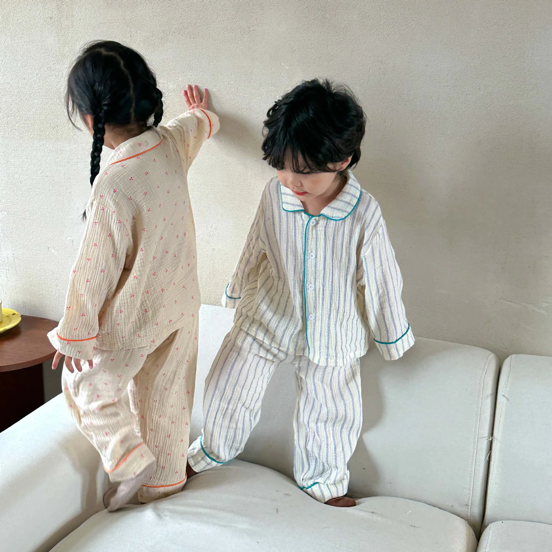 Pijama niño manga larga con estampado cereza a rayas