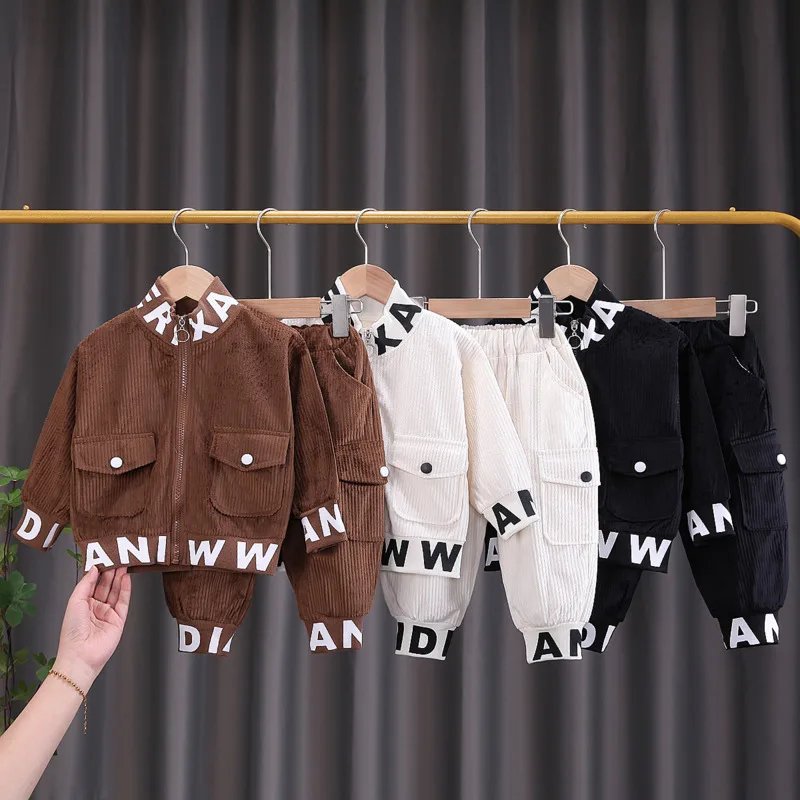 Chaqueta y pantalones en tono beige