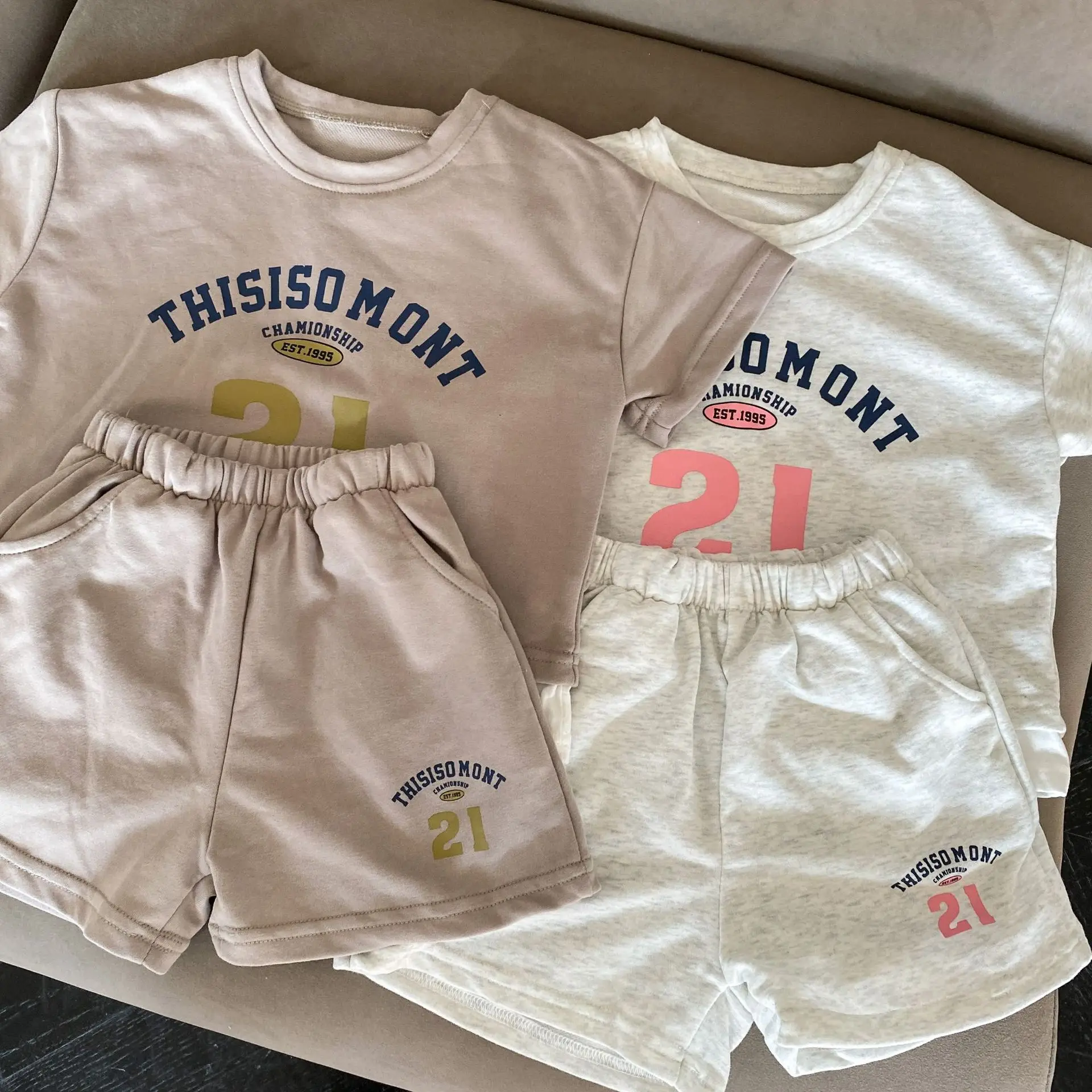 Niña usando el conjunto de algodón con letras