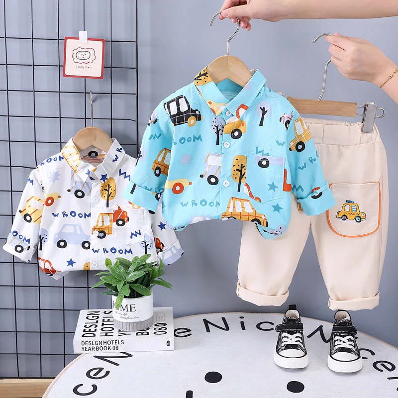 Conjunto infantil azul con estampado infantil
