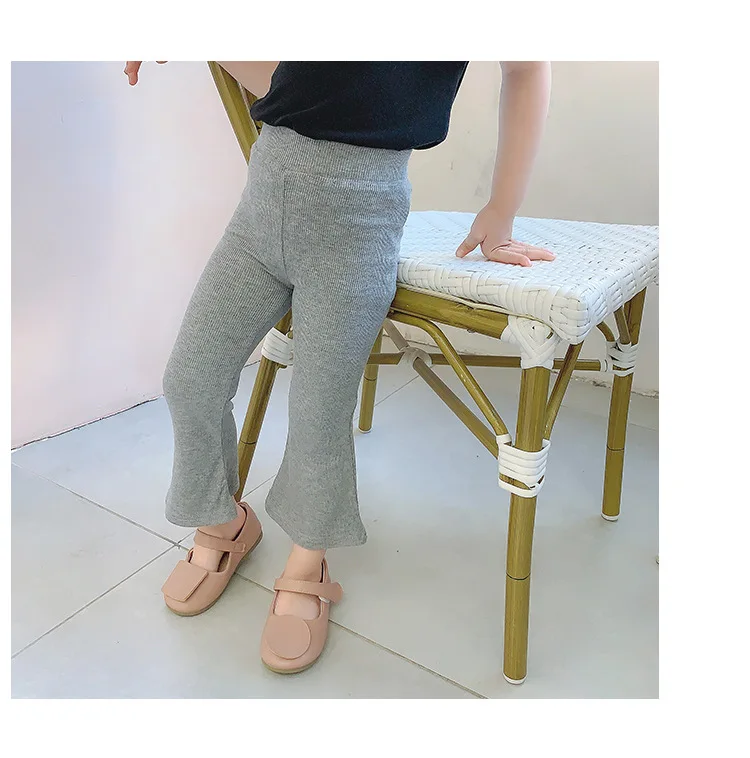 Opcional Capri con polo y zapatillas deportivas