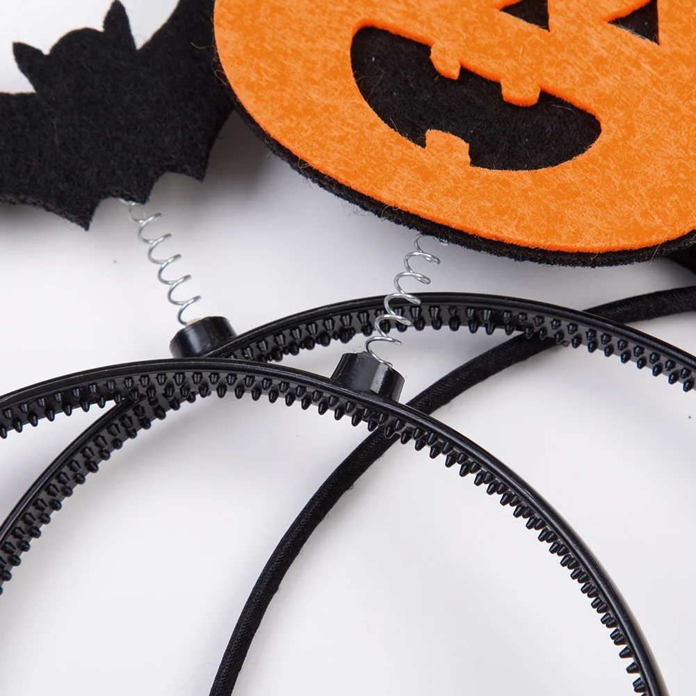 Grupo de niños con los accesorios de Halloween