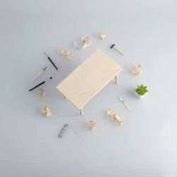 Mesa miniatura de madera para casa de muñecas – escritorio artesanal