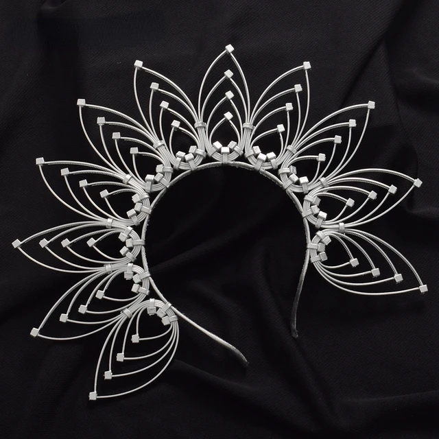 Diadema dorada con corona tipo halo sunburst