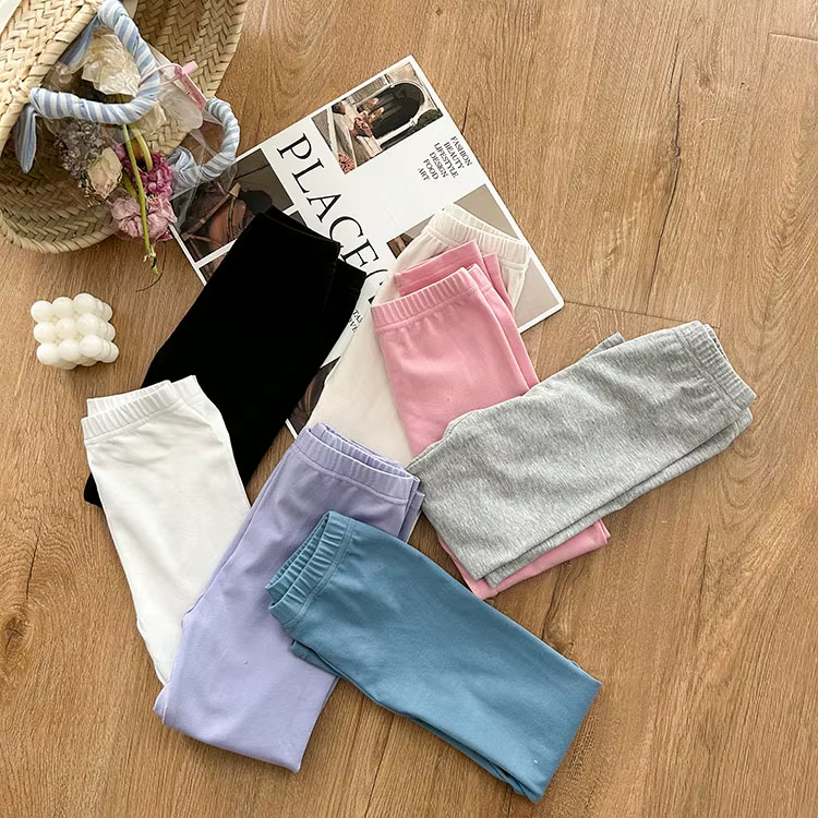 Detalle del tejido elástico de los pantalones