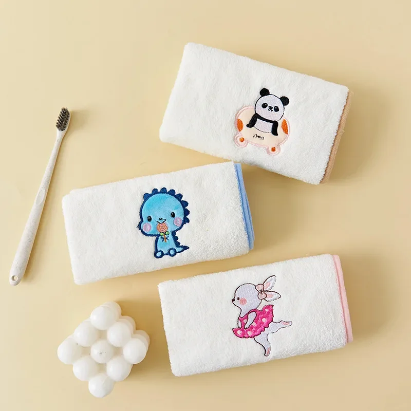 Bebé usando babero de dibujos animados