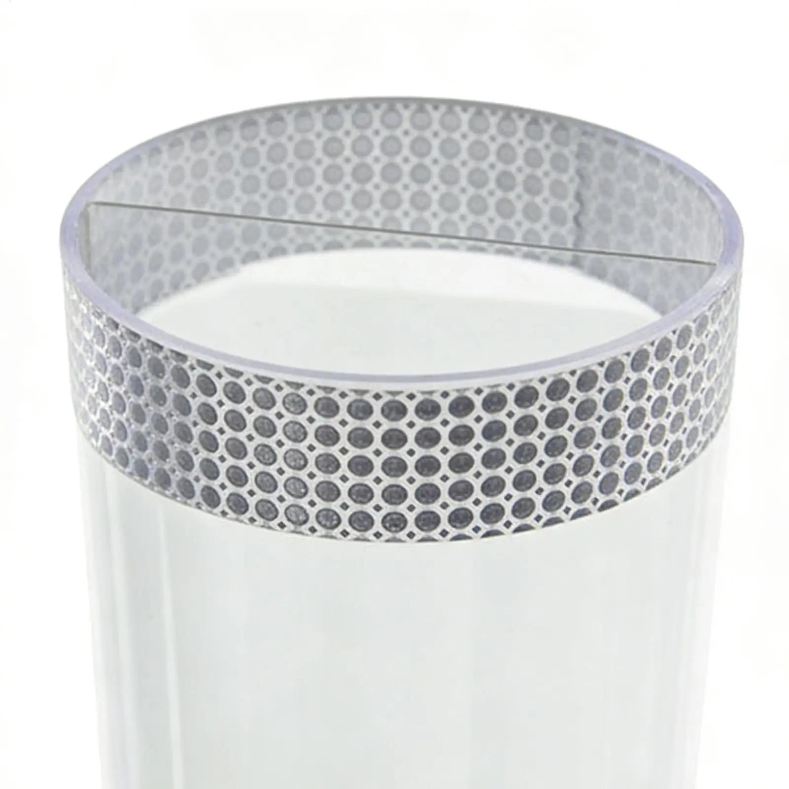 Taza de magia con paño de seda sobre fondo neutro