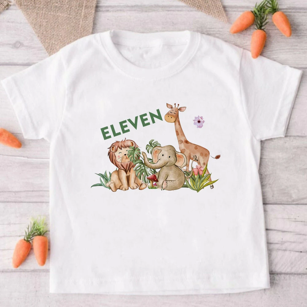 Niño con camiseta de temática salvaje en fiesta de cumpleaños