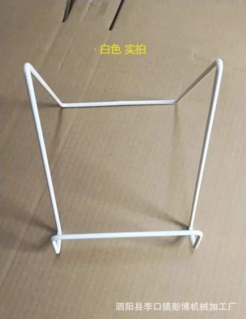 Escritorio minimalista con soporte dorado rosa