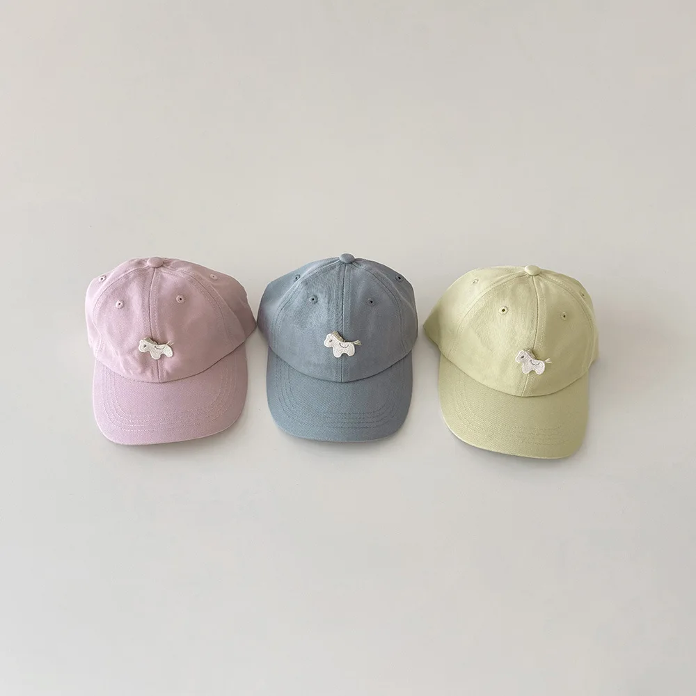 Detalle de la gorra infantil en estilo coreano