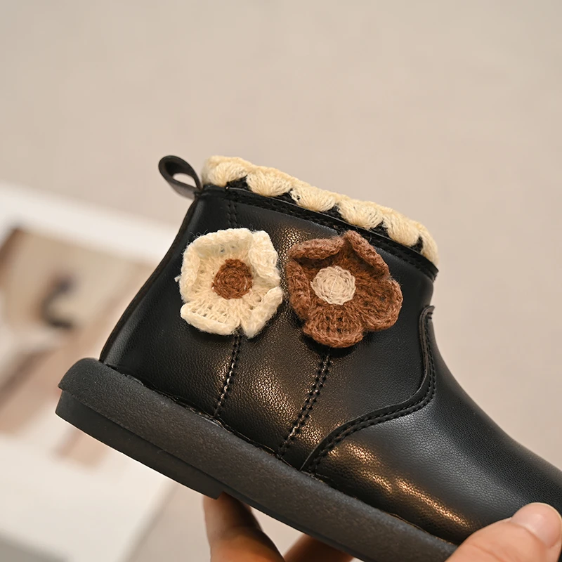 Botas impermeables de felpa para niña con estampado floral - imagen 4