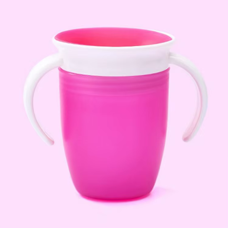 Bebe usando vaso entrenador