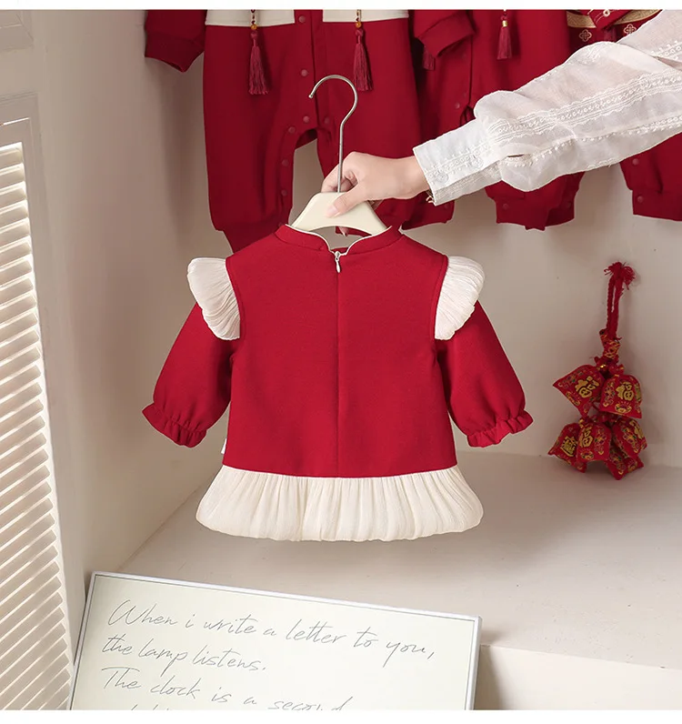 Vestido rojo infantil visto en detalle en un perchero