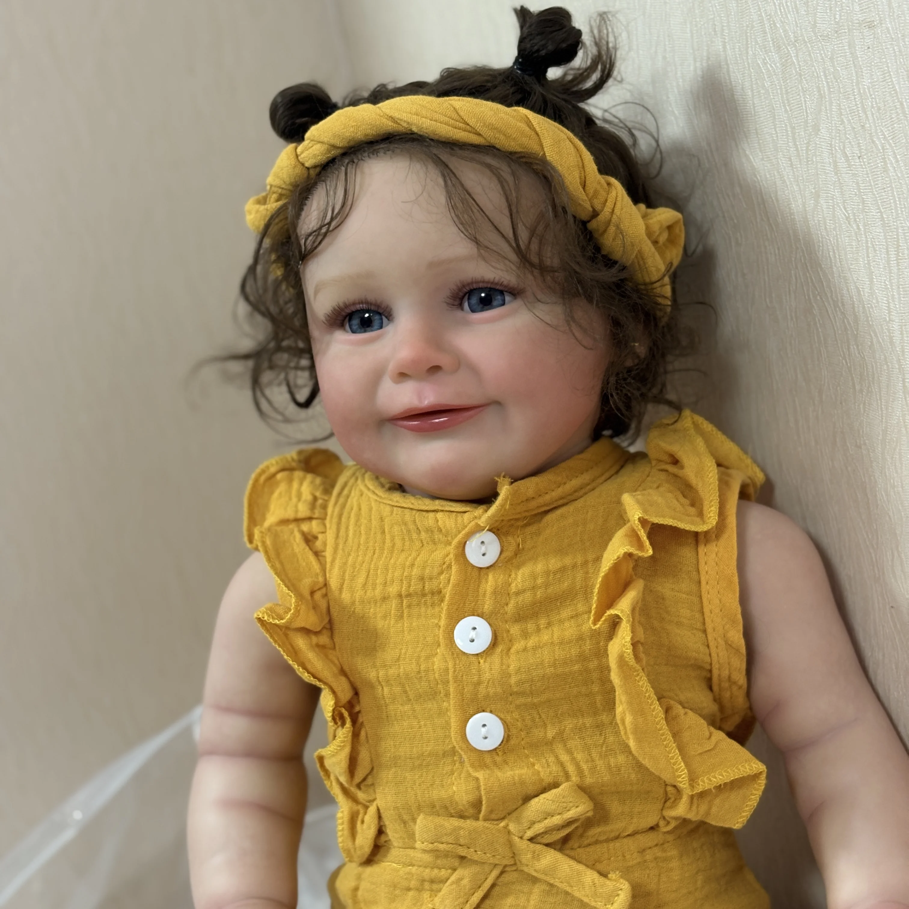 Muñeca recién nacida con aspecto realista y detalles