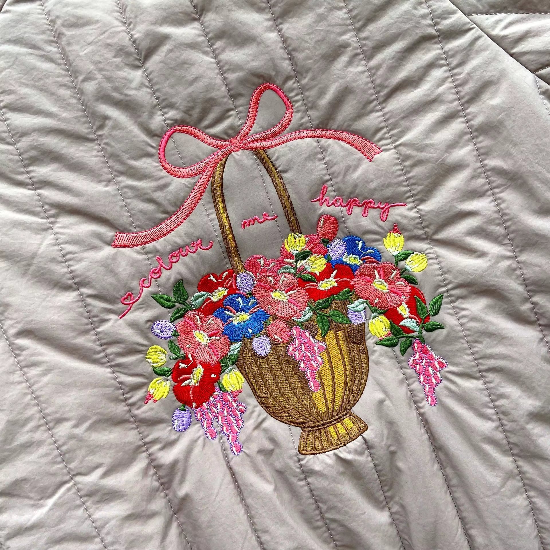 Abrigo infantil de invierno con acabado decorativo