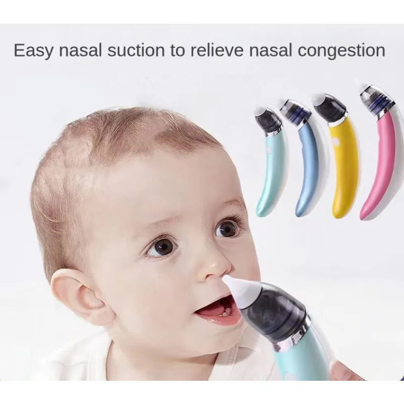 Aspirador nasal en mano de madre