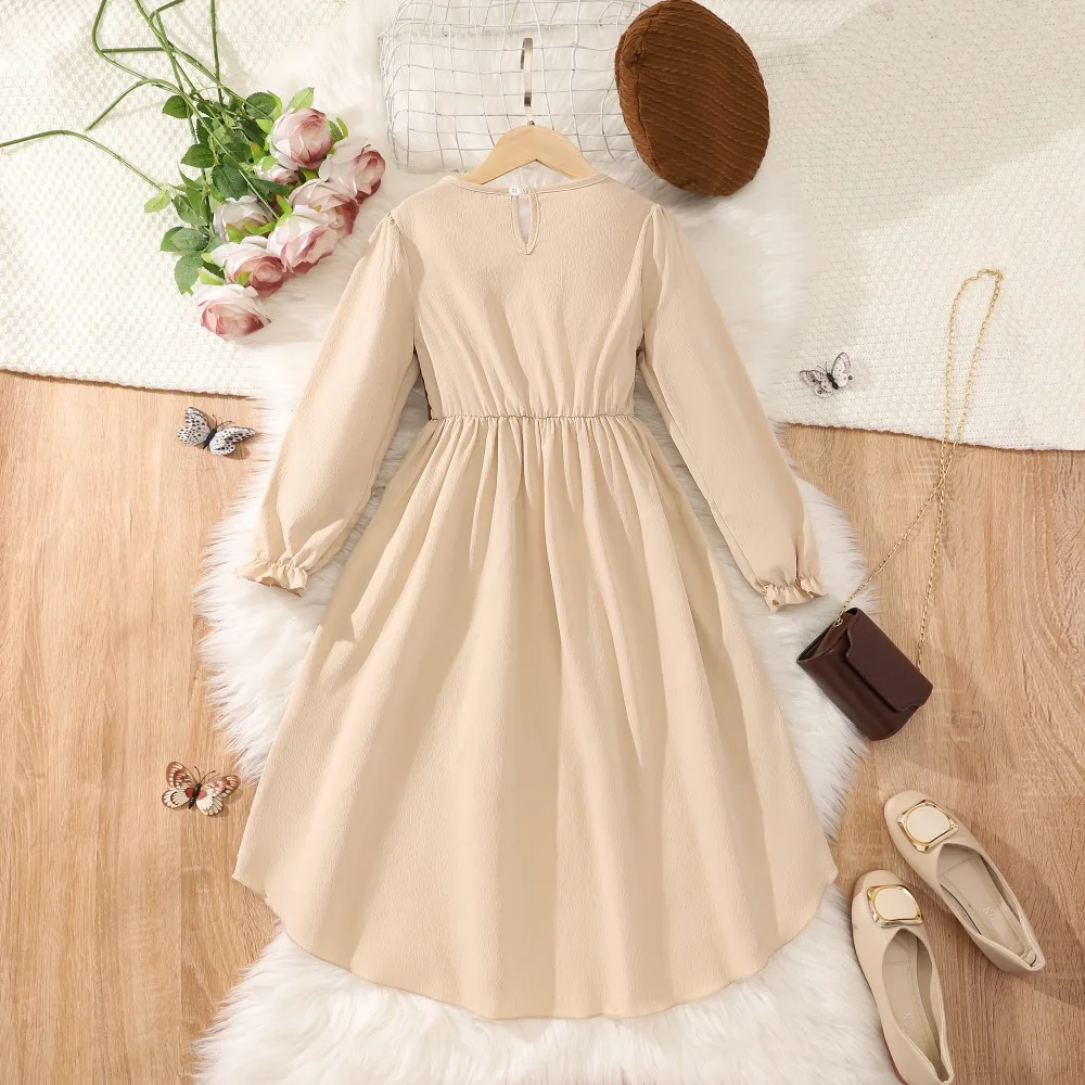 Conjunto completo: vestido, sombrero y calzado sugerido