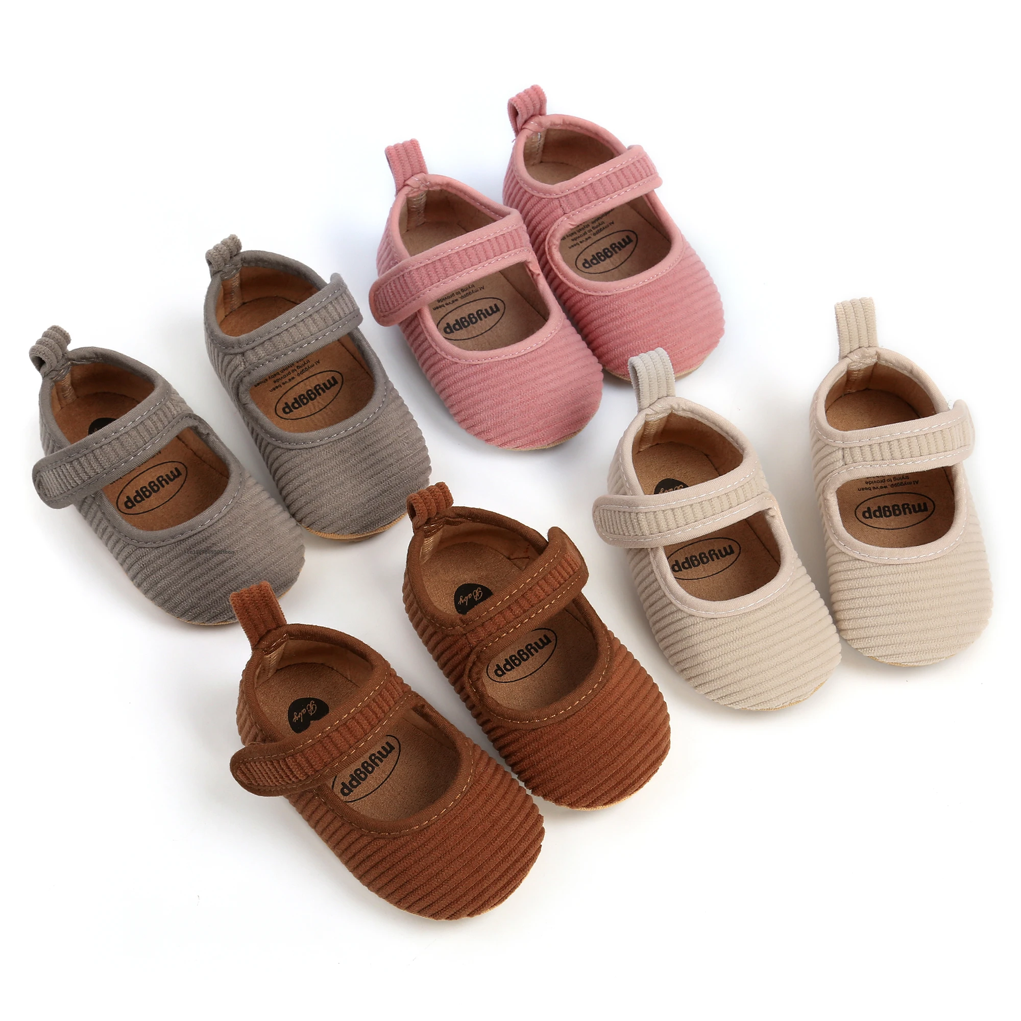 Zapatos suaves de bebé en uso cotidiano