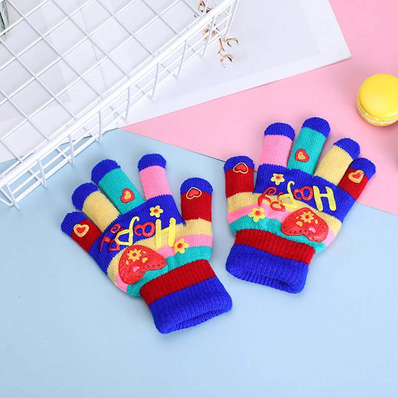 Detalle del tejido de guantes infantiles
