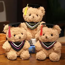 Oso de peluche graduación con bata académica, sentado