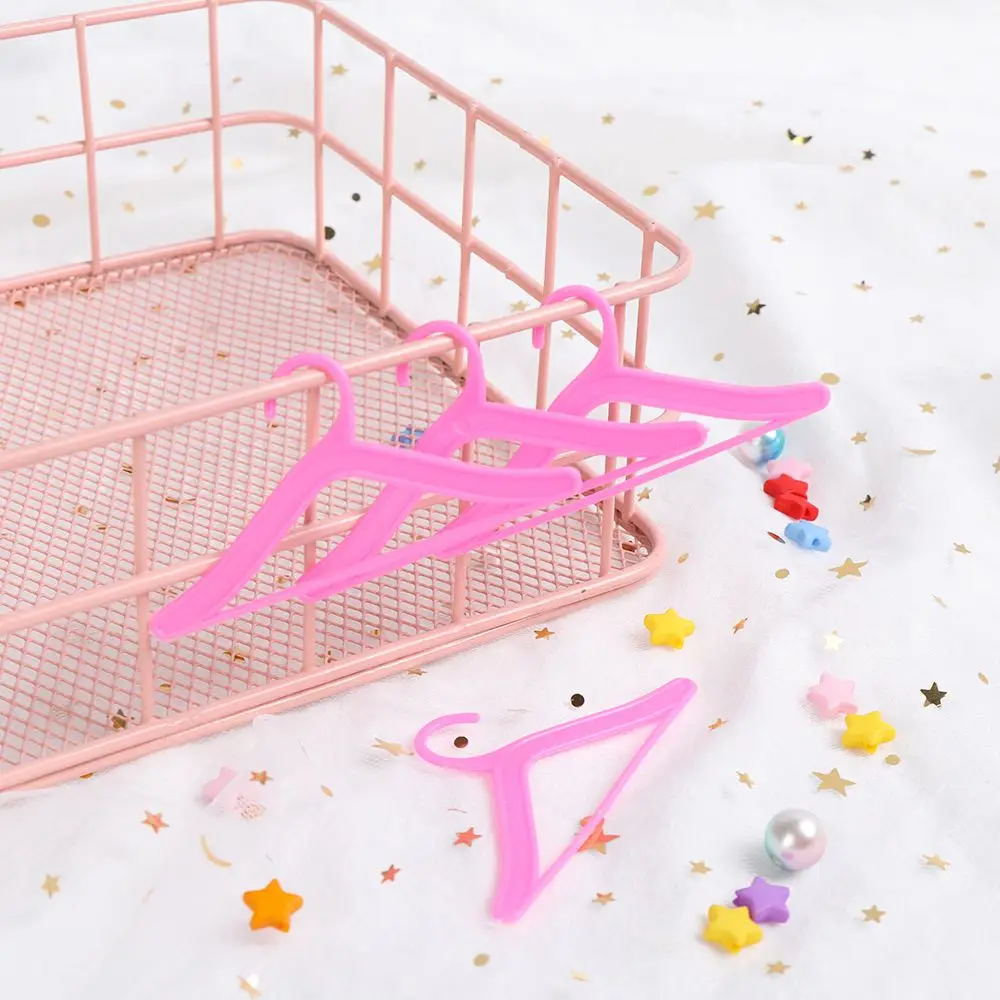Perchas miniatura rosa para casa de muñecas escala 1:6 - imagen 2