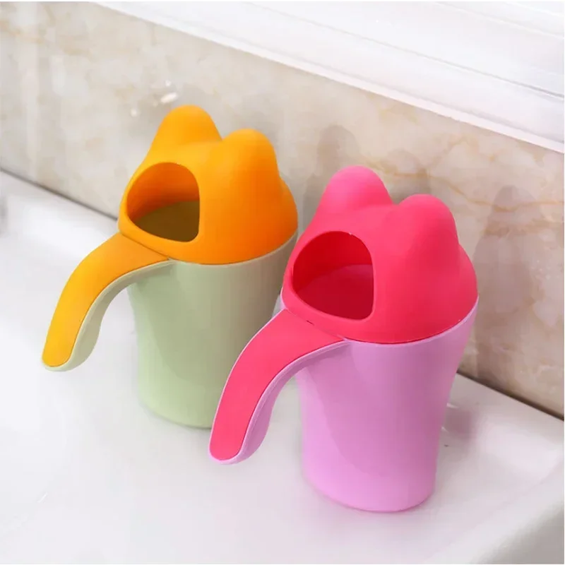 Taza dosificadora de baño para bebé recién nacido con oso - imagen 3