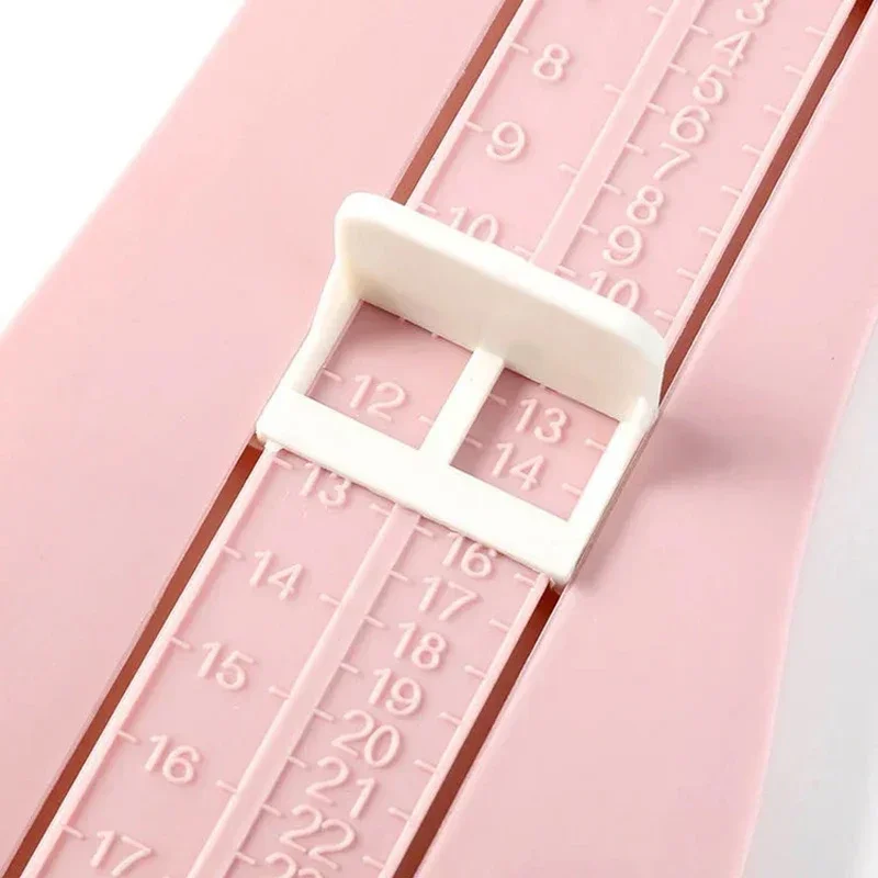 Regla de medición de pie comparada con un zapato