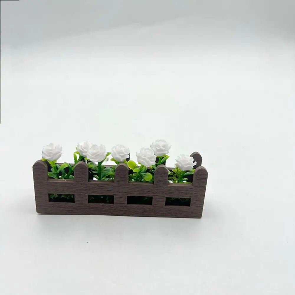 Casa de muñecas 1:12 con flores rosas simuladas - jardín realista