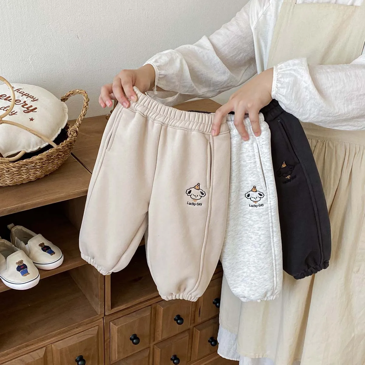 Pantalón de felpa gris con detalle de cintura elástica