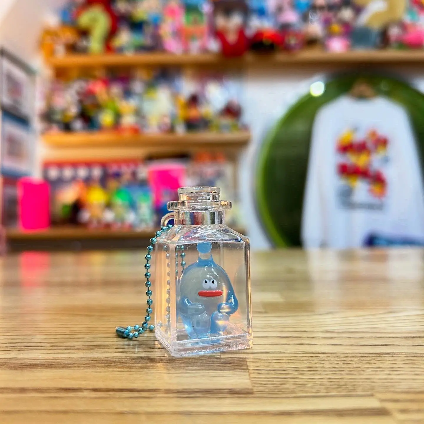 Cápsulas de juguete con figuras de alienígenas coleccionables
