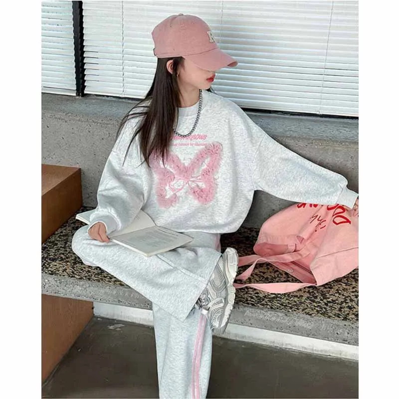Detalle de la sudadera con pajarita integrada