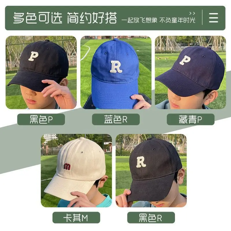 Detalle del cierre ajustable de la gorra infantil