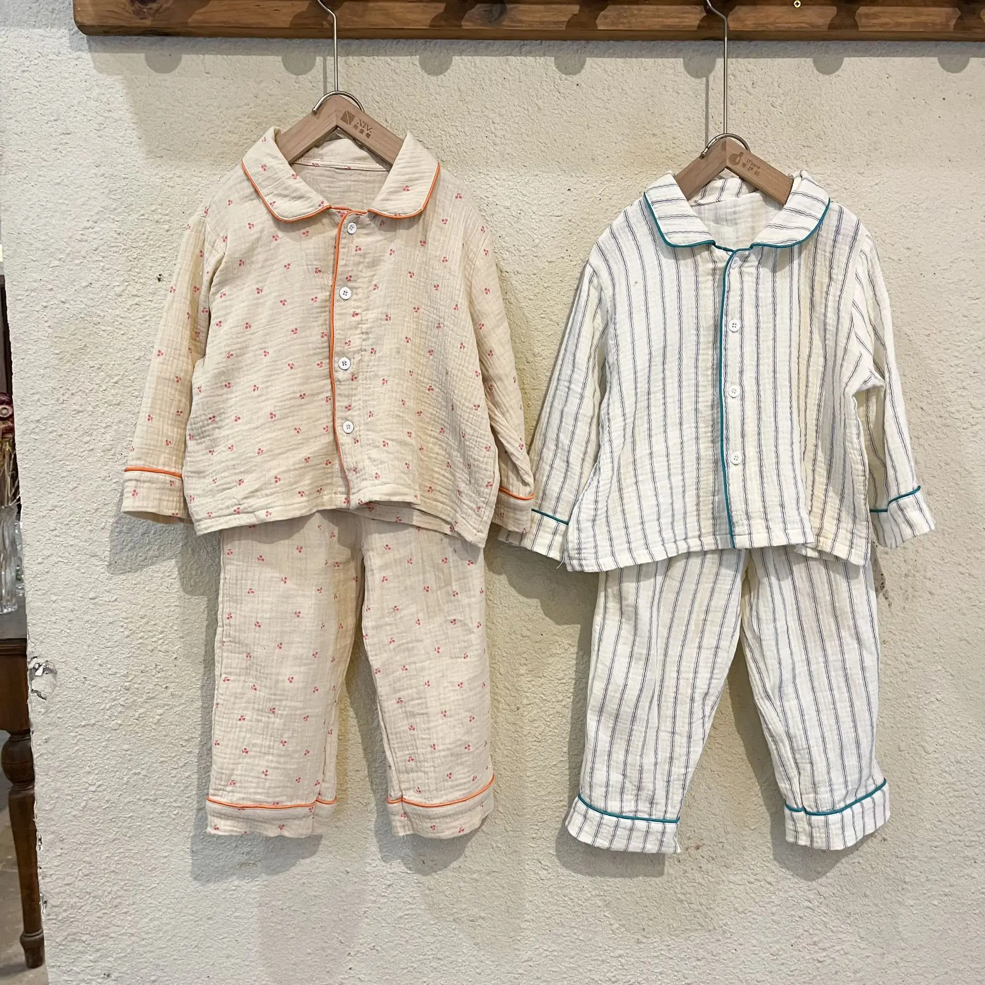 Detalle del estampado de cerezas del pijama infantil
