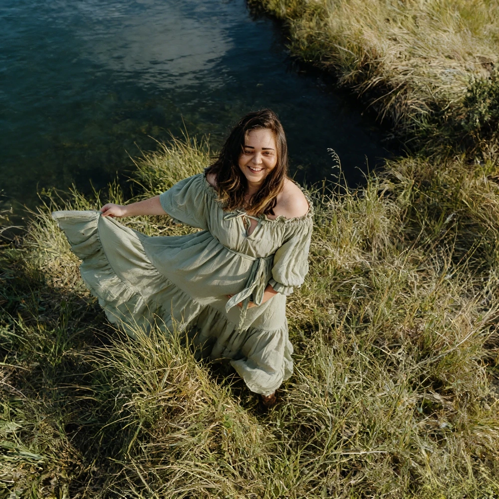 Vestido de maternidad boho verde salvia con hombros descubiertos - imagen 5