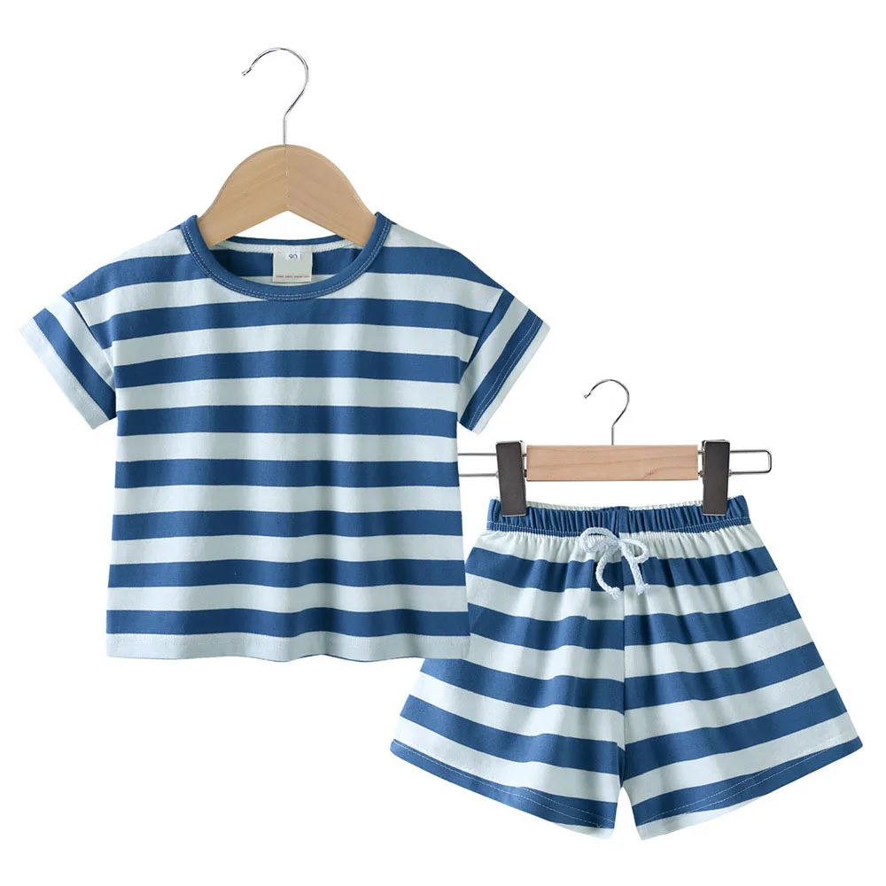 Conjunto veraniego para bebé: tops de algodón a rayas y pantalones cortos - imagen 2