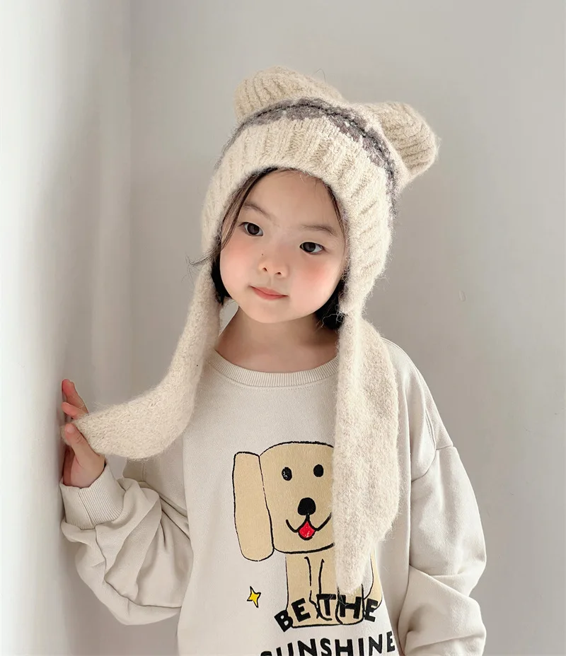 Detalle del gorro de punto infantil con solapa para las orejas