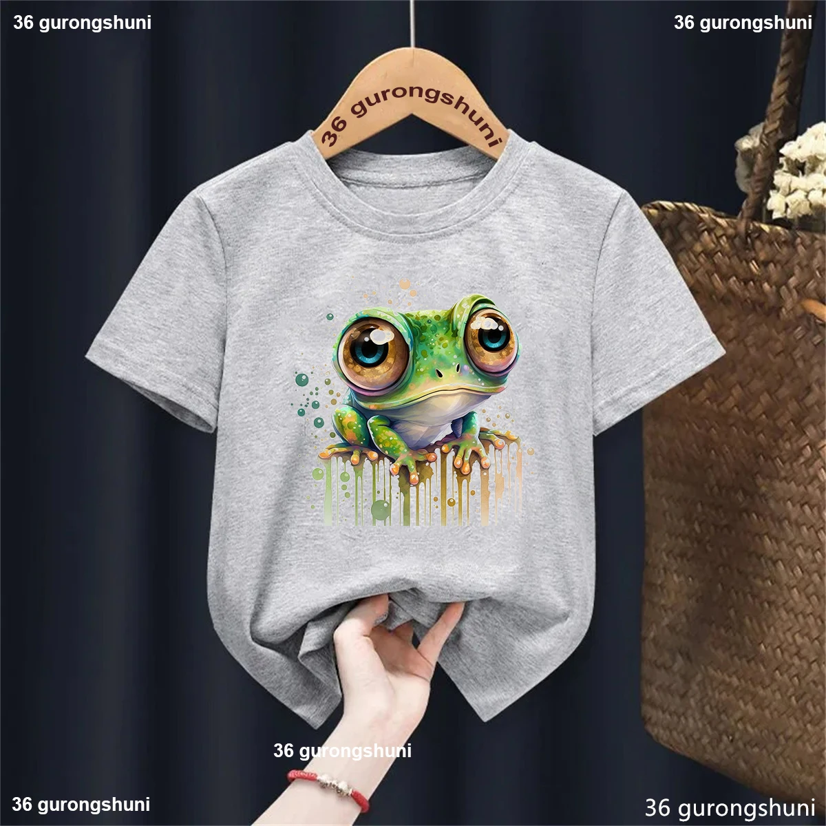 Niños de distintas edades usando la camiseta