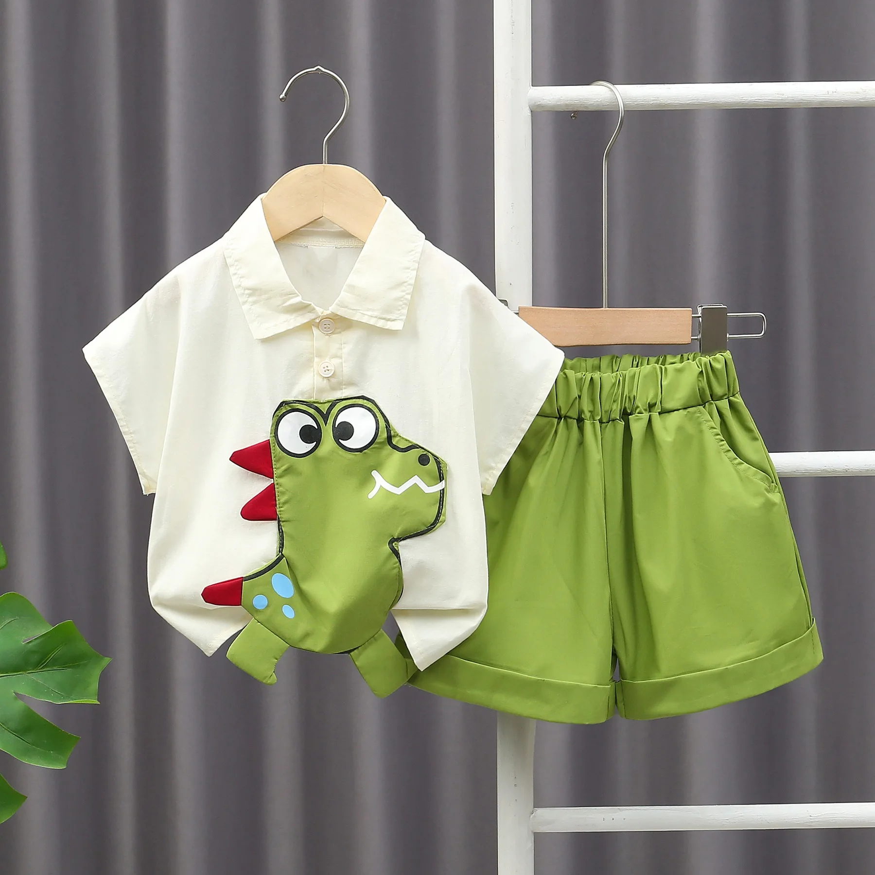 Vista del diseño de la camiseta con motivo infantil y el conjunto completo