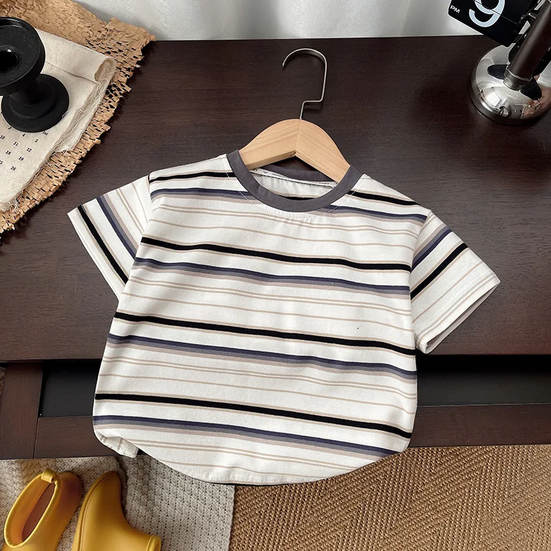 Conjunto de verano para niño: camiseta a rayas y pantalón corto blanco - imagen 4