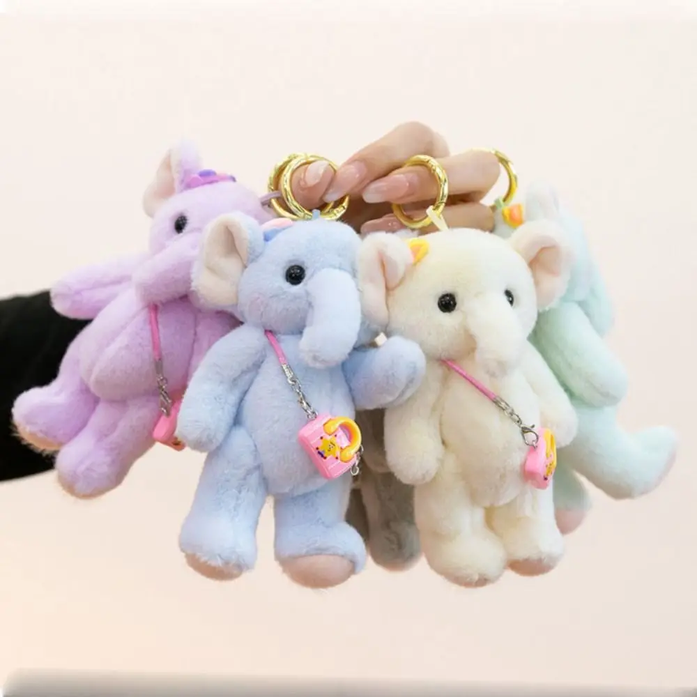 Llavero de peluche de elefante sujeto a unas llaves