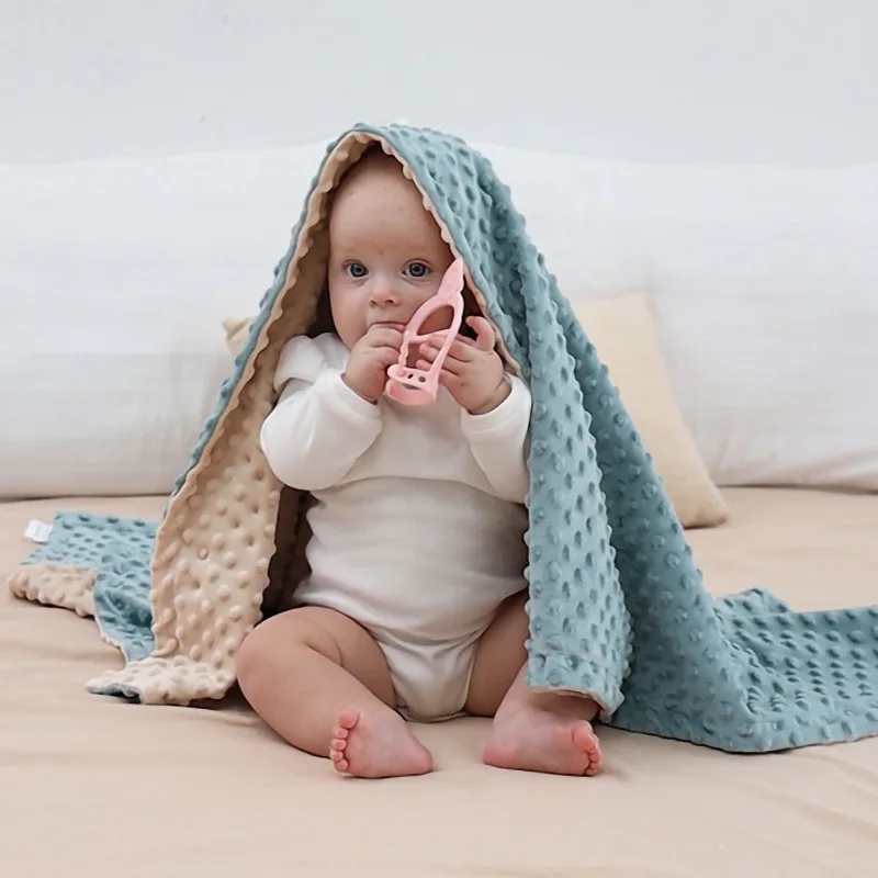 Manta infantil con diseño sólido en tono rose