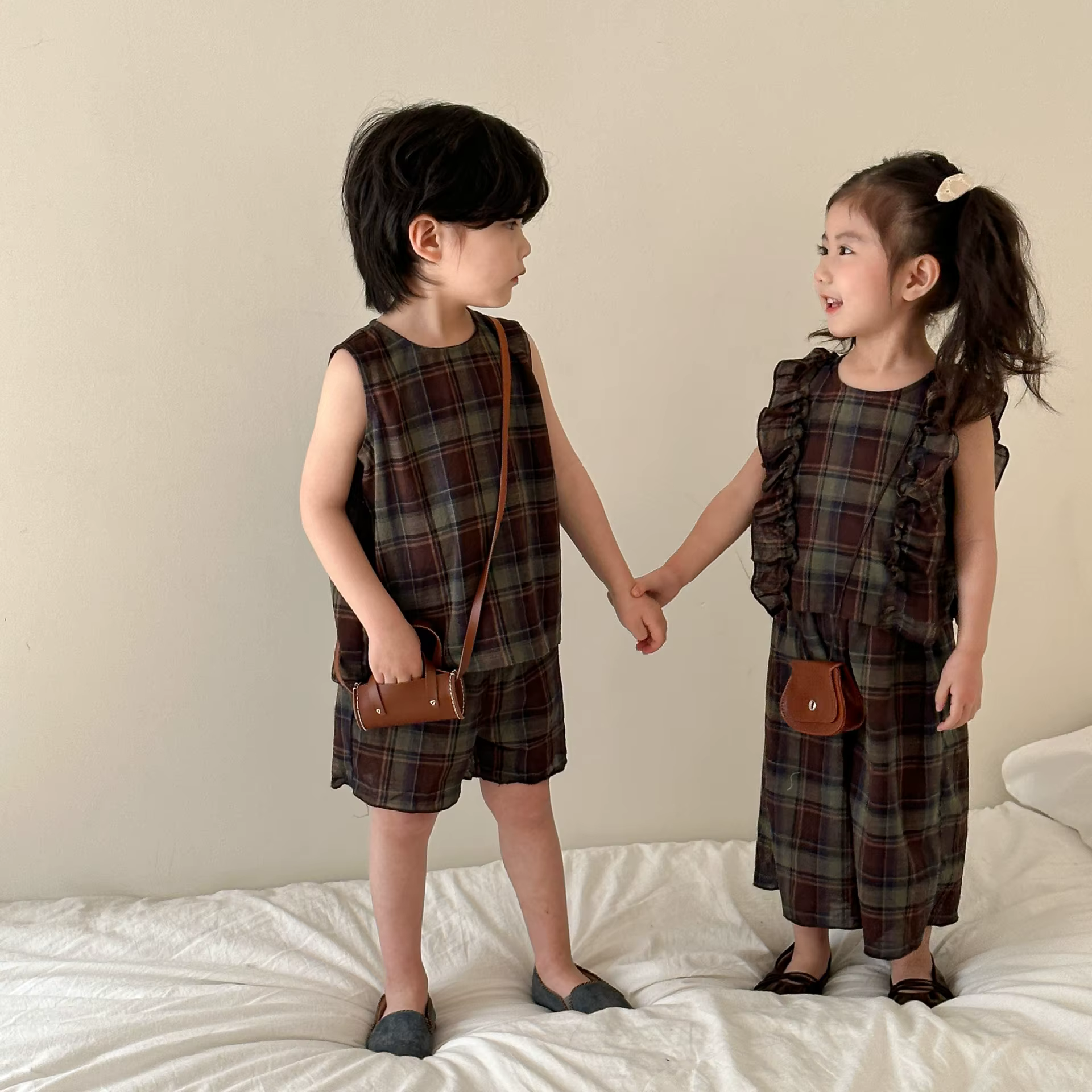 Ropa para hermanos a juego de verano con chaleco y pantalón corto - imagen 3