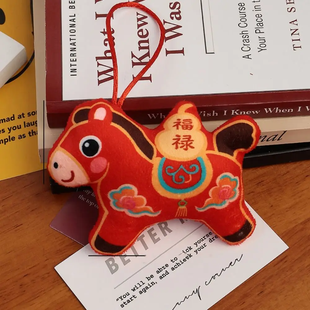 Caballo de peluche usado como llavero decorativo en una mochila