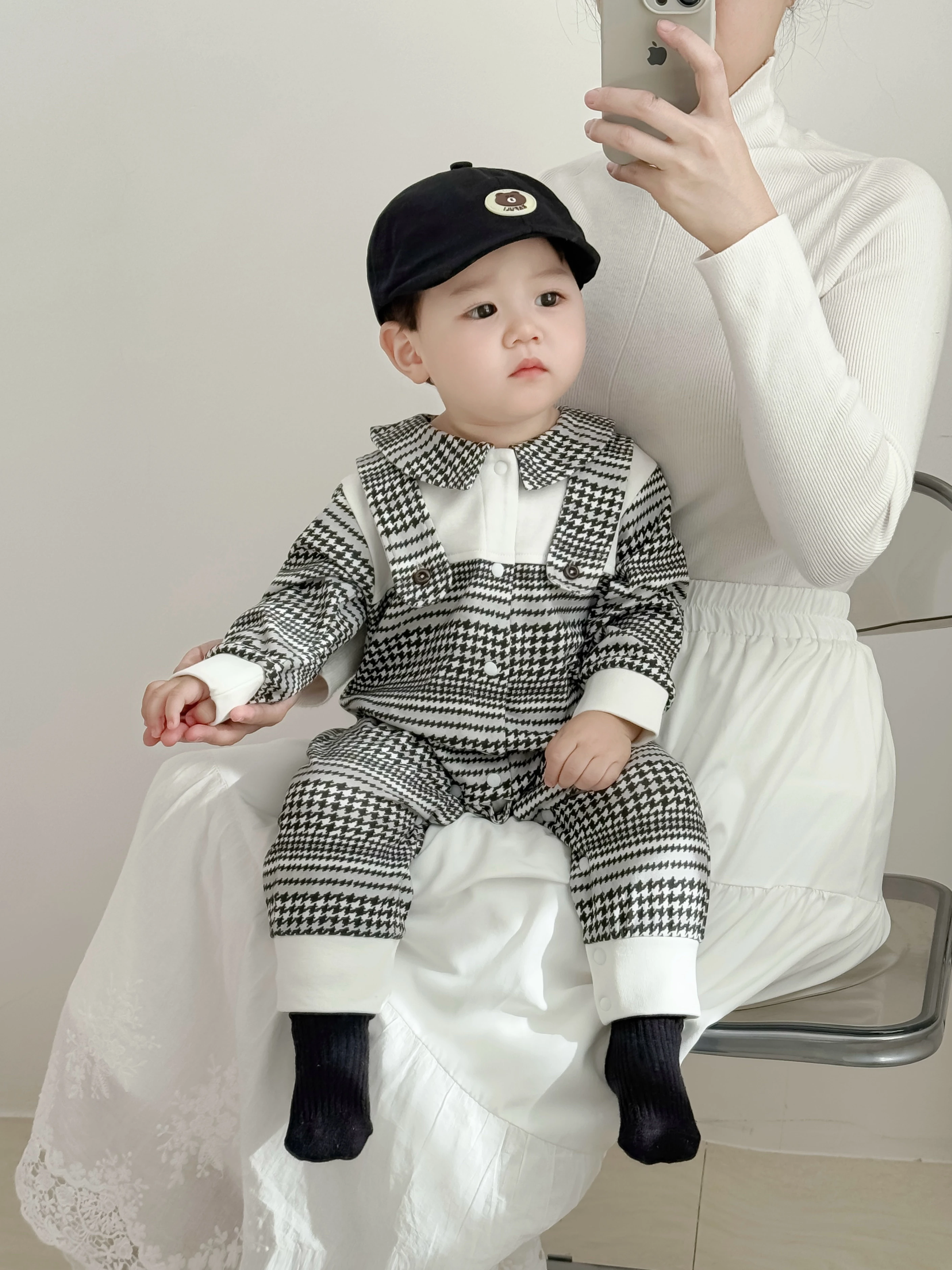 Pelele recién nacido de algodón blanco y negro estilo casual - imagen 4