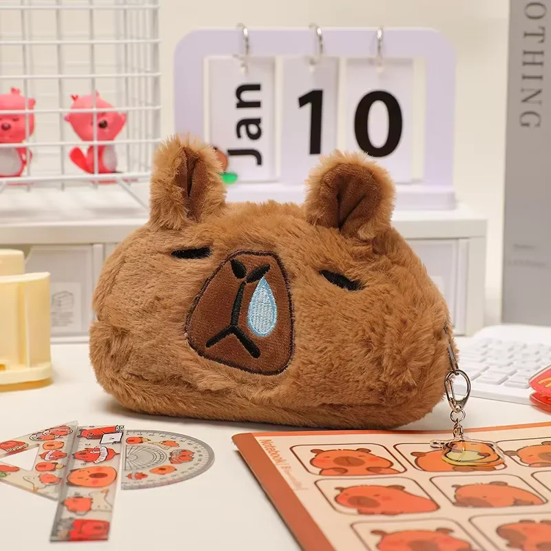 Estuche capibara con lápices dentro