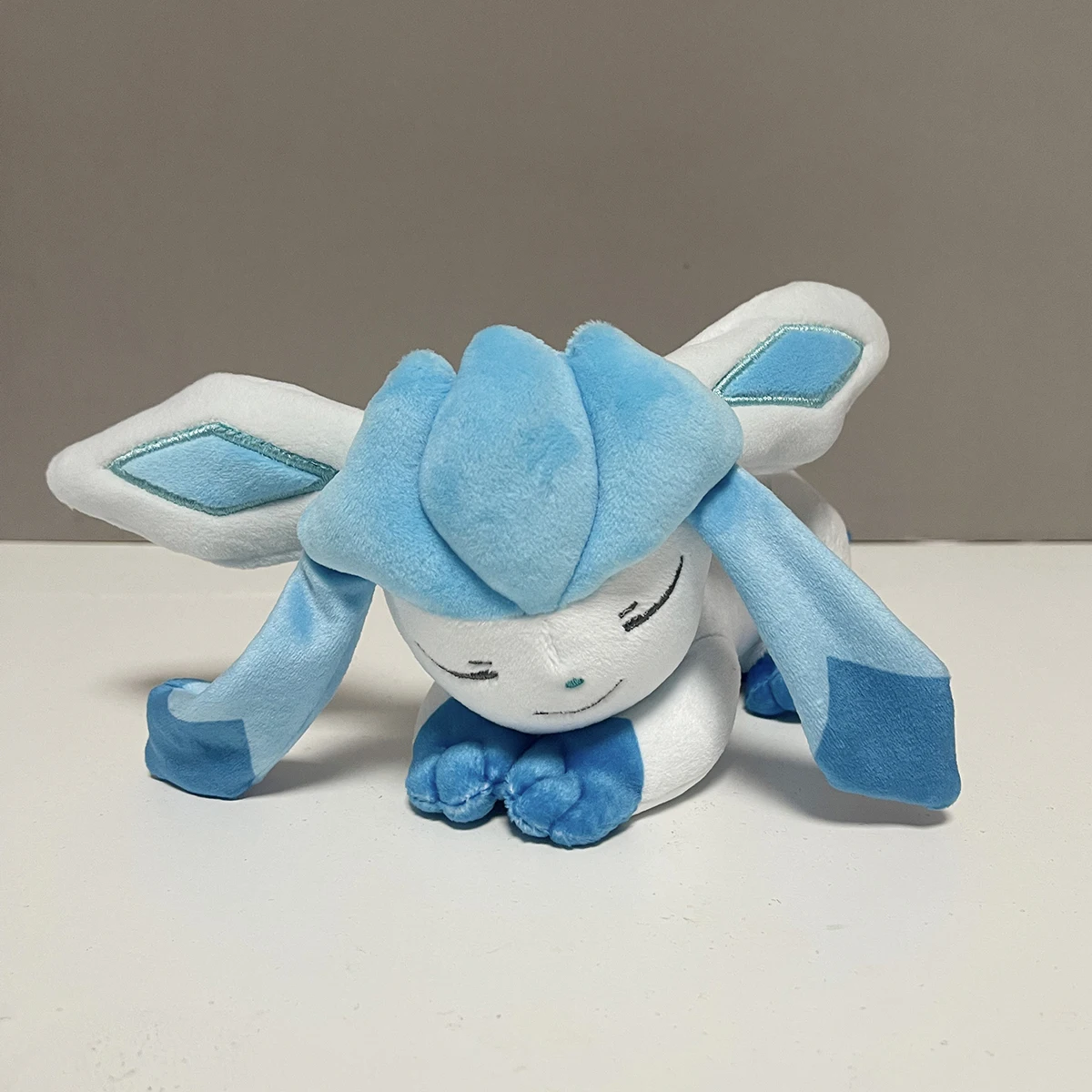 Peluche Sylveon con orejas y ribbons rosa característicos