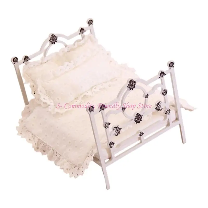 Cama en miniatura para casas de muñecas con decoración - imagen 3
