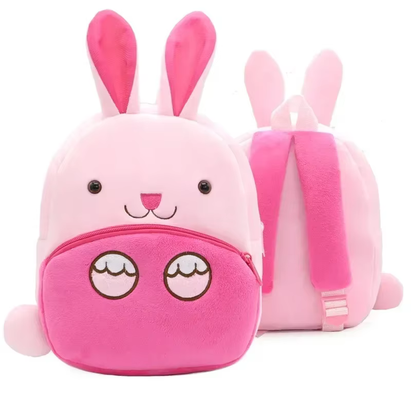 Vista frontal de la mochila con diseño de mariposa y pájaros