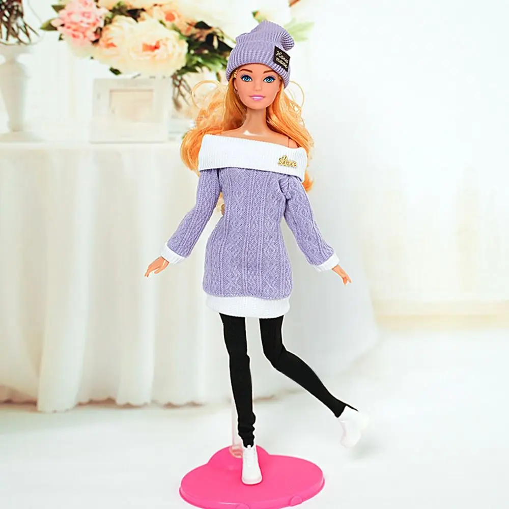 Muñeca vestida con el conjunto invernal