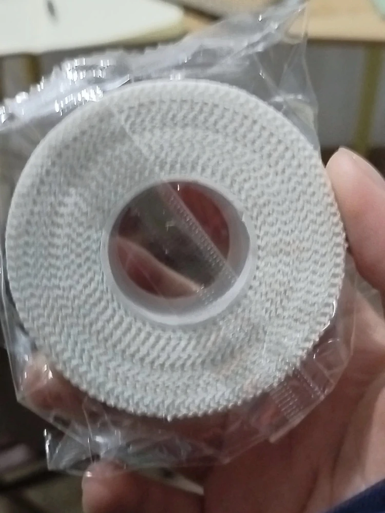 Venda autoadhesiva elástica blanca para niños en boxeo y fútbol